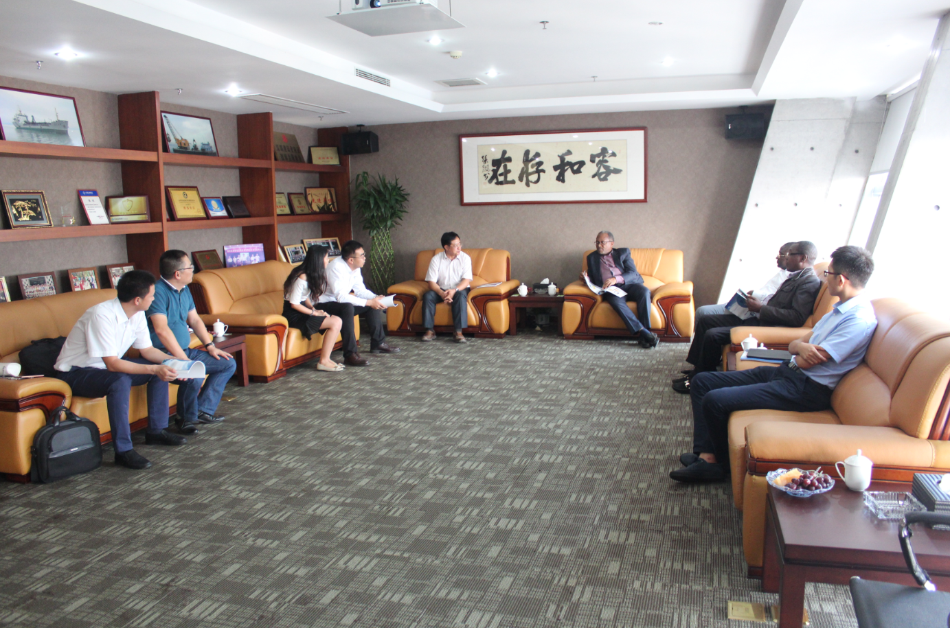 招商建設(shè)國際公司喀麥隆項目部業(yè)主和中港領(lǐng)導來集團考察工作