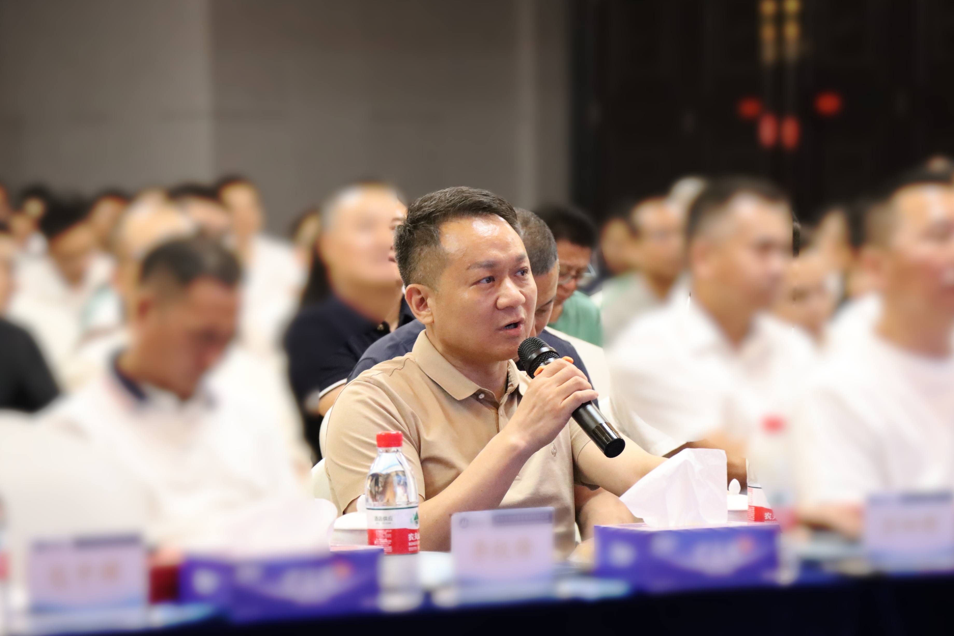 港創(chuàng)建材公司董事、總經(jīng)理萬泗新發(fā)言.jpg