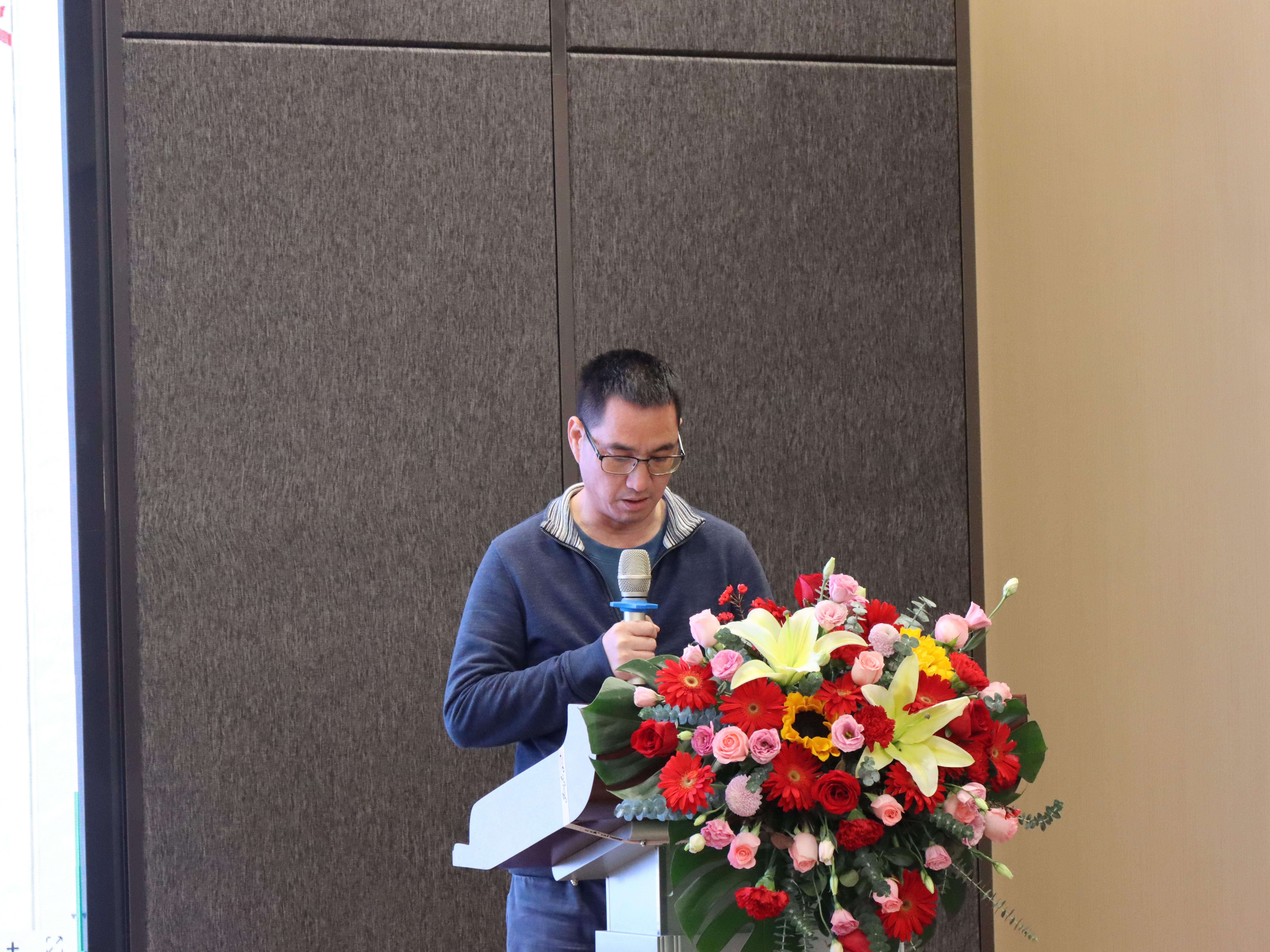 4.招港國際公司總經(jīng)理吳宗水宣讀獎懲通報.JPG