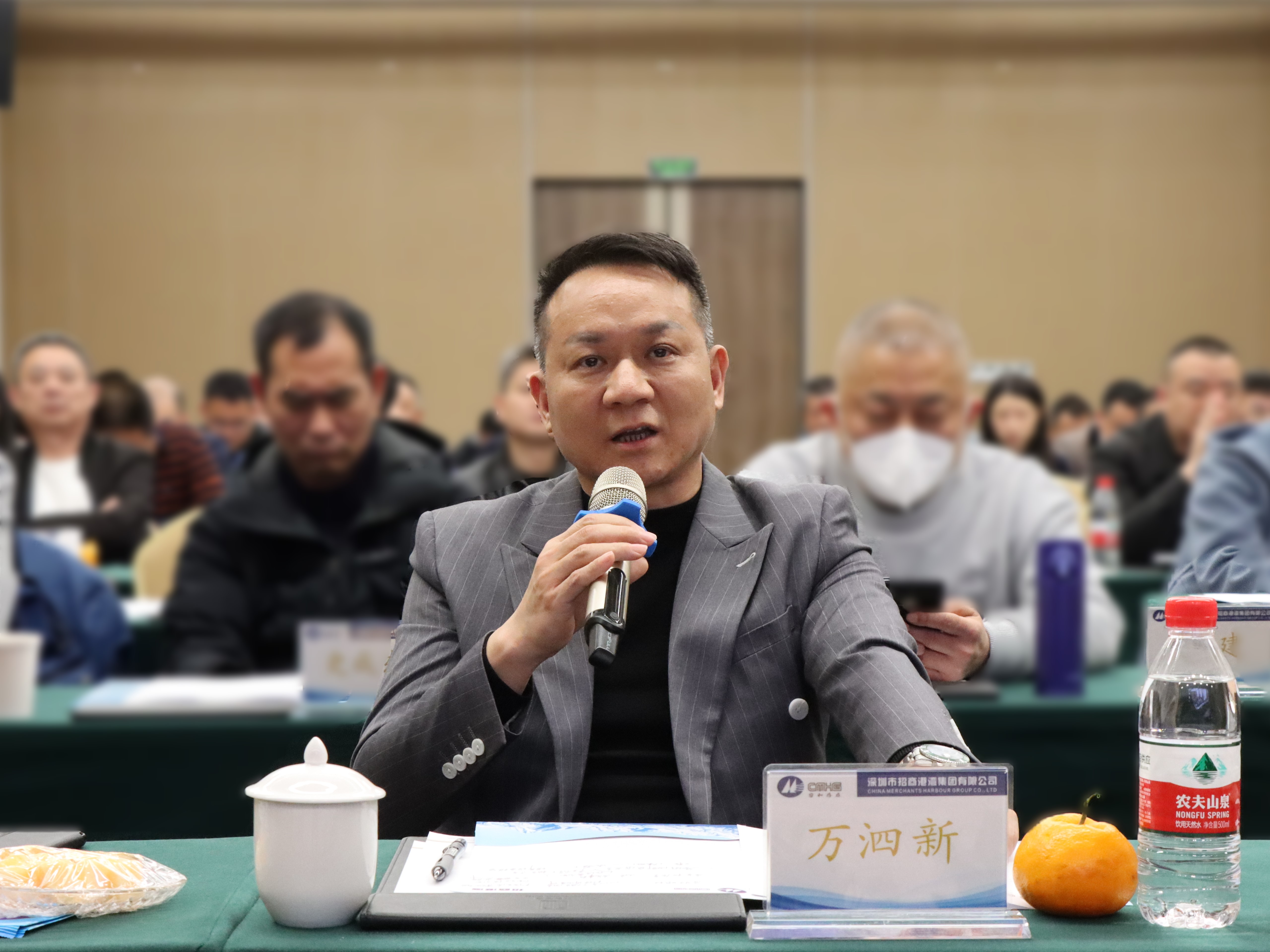 8.港創(chuàng)建材公司董事、總經(jīng)理萬泗新發(fā)言.JPG